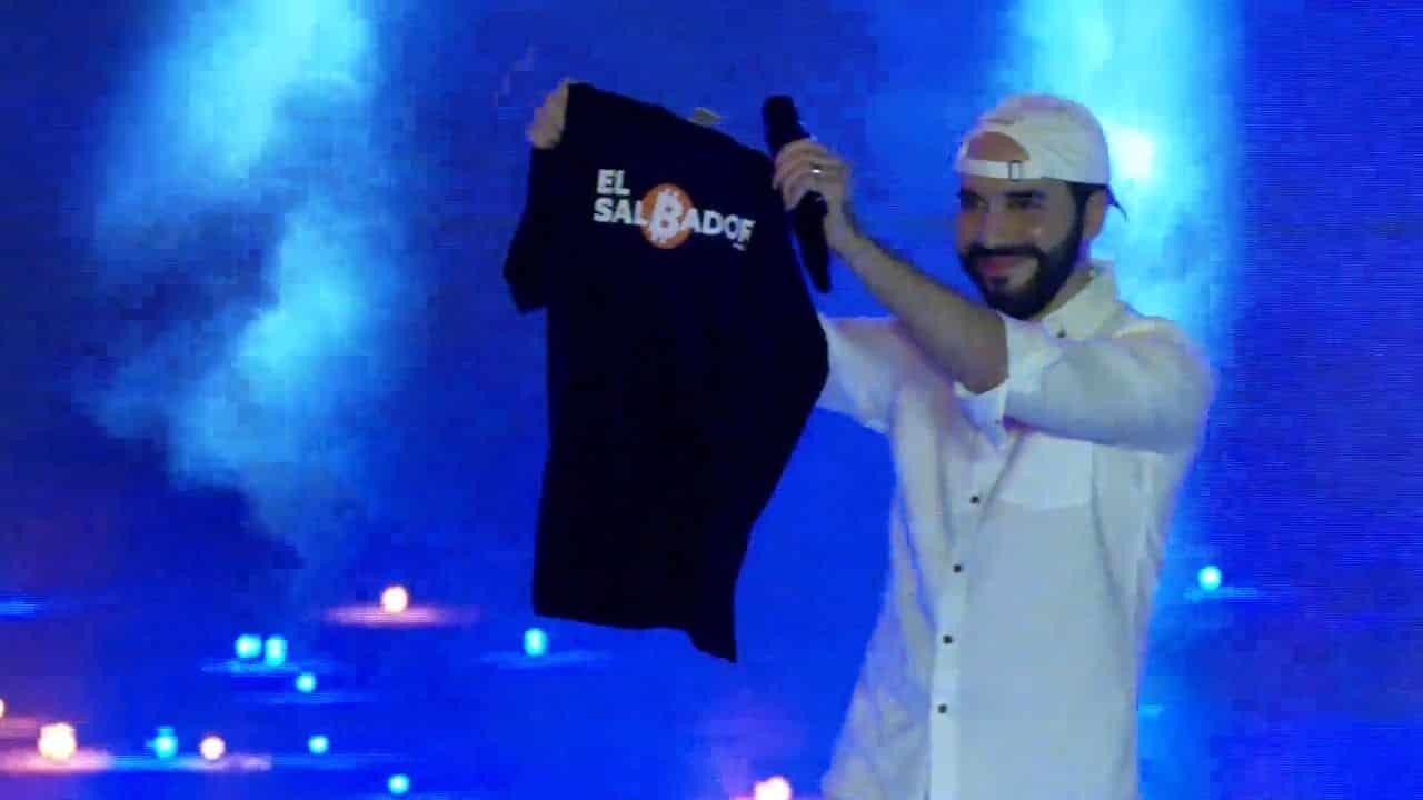 Nayib Bukele recebe camiseta doada por brasileiro