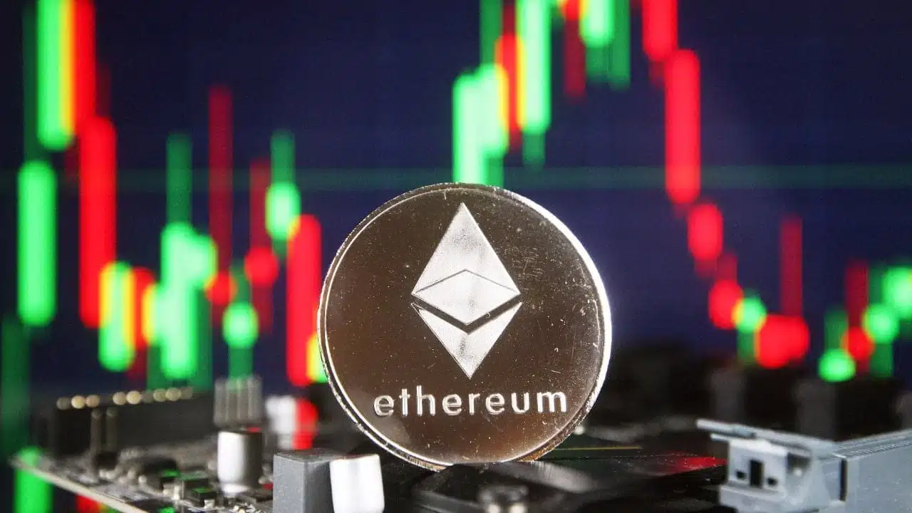 Logo do Ethereum cunhada em uma moeda.