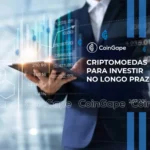 Alt text: "Profissional em terno analisando gráficos e dados de criptomoedas em um tablet, com elementos visuais de tecnologia blockchain ao fundo."