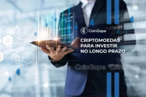Alt text: "Profissional em terno analisando gráficos e dados de criptomoedas em um tablet, com elementos visuais de tecnologia blockchain ao fundo."