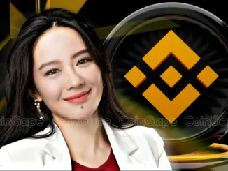 Retrato de uma mulher asiática sorrindo, vestindo blazer branco e blusa vermelha, com o logotipo dourado da Binance ao fundo.