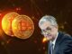 Montagem com moedas de Bitcoin douradas brilhantes e o presidente do Federal Reserve Jerome Powell em fundo escuro com efeitos de rede.