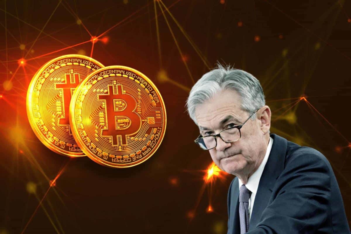 Montagem com moedas de Bitcoin douradas brilhantes e o presidente do Federal Reserve Jerome Powell em fundo escuro com efeitos de rede.