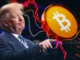 Montagem ilustrativa mostrando Donald Trump ao lado de uma moeda de Bitcoin em queda.