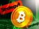 Logo da Strategy em vermelho ao lado de uma moeda Bitcoin dourada em 3D, com gráfico de preço em verde ao fundo.