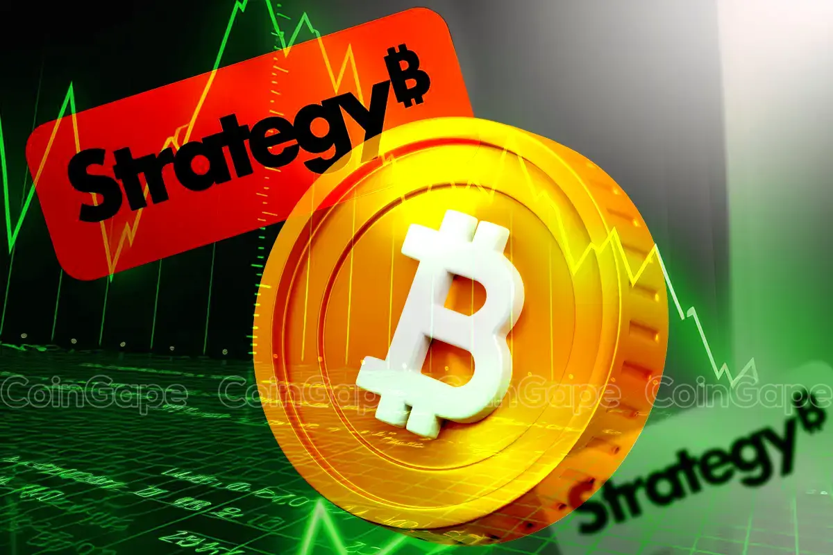 Logo da Strategy em vermelho ao lado de uma moeda Bitcoin dourada em 3D, com gráfico de preço em verde ao fundo.