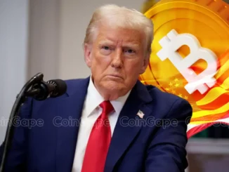 Foto do ex-presidente Trump ao lado do símbolo do Bitcoin em fundo laranja.