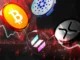 Imagem conceitual mostrando os logotipos de Bitcoin, Cardano, Solana e XRP sobre um fundo escuro com gráficos em vermelho.