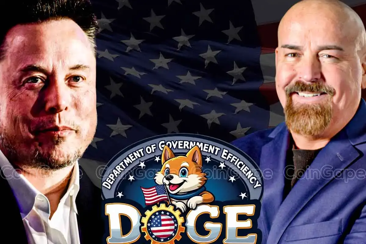 Montagem com fotos de Elon Musk e John Deaton ao lado do logotipo do Departamento de Eficiência Governamental (DOGE), que apresenta uma mascote em forma de cachorro Shiba Inu com bandeira americana.