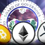 Logotipos do Bitcoin, Ethereum e XRP à frente do selo do Federal Reserve com gráficos de mercado ao fundo.