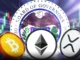 Logotipos do Bitcoin, Ethereum e XRP à frente do selo do Federal Reserve com gráficos de mercado ao fundo.