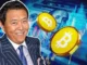 Robert Kiyosaki sorrindo ao lado de moedas de Bitcoin sobre fundo de nota de dólar e gráficos financeiros.