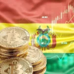 Moedas de Bitcoin em frente à bandeira da Bolívia com gráfico financeiro em alta ao fundo.