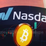 Moeda de Bitcoin dourada em primeiro plano com logo da Nasdaq e gráficos de mercado ao fundo.