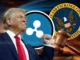 Donald Trump ao lado do logo da XRP, com o símbolo da SEC e um martelo de juiz em fundo azul e laranja.