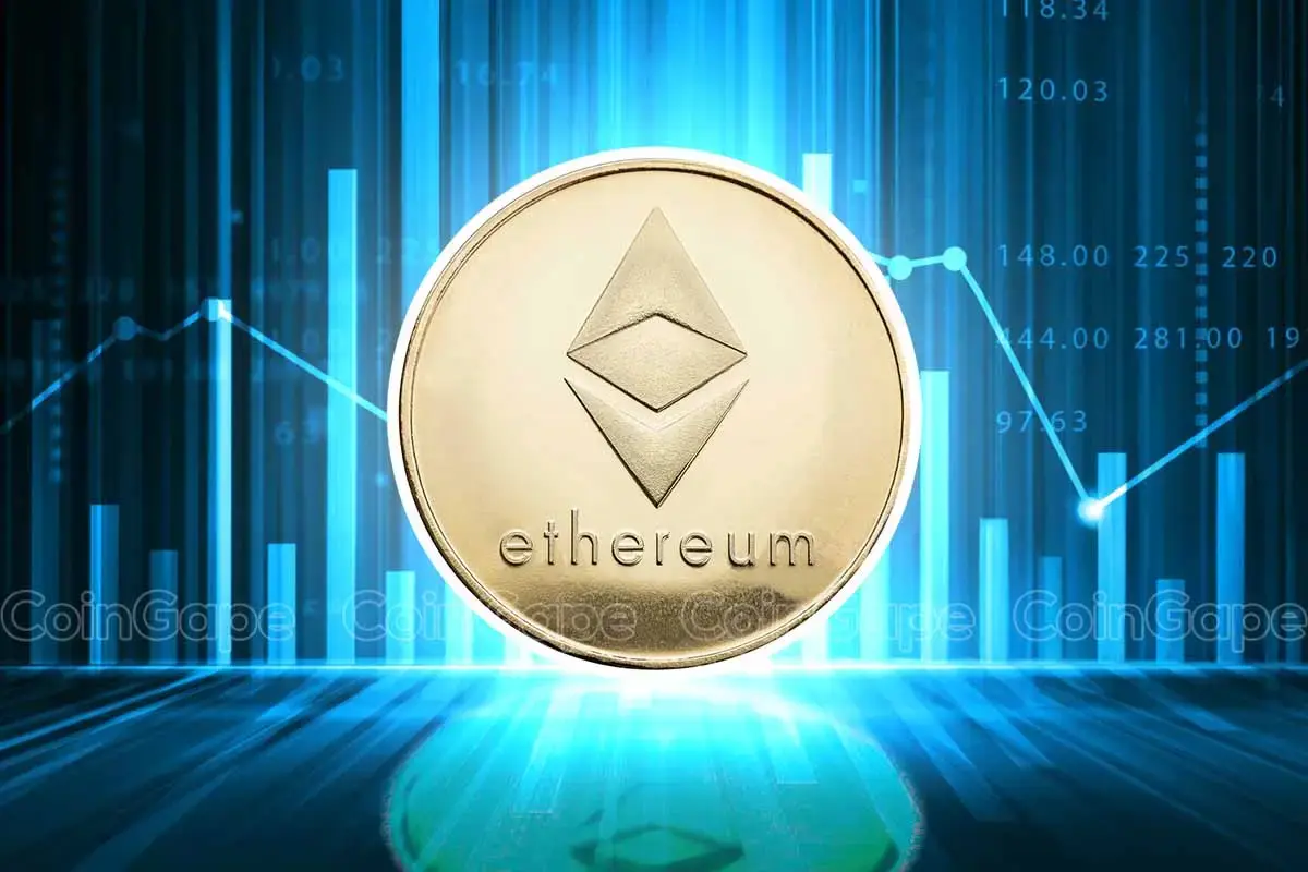 Moeda física de Ethereum dourada sobre fundo azul com gráficos de preço.