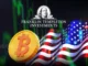 Logo da Franklin Templeton Investments sobreposto a uma moeda de Bitcoin e bandeira americana com gráfico de mercado ao fundo.