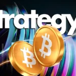 Imagem mostrando o logo da Strategy com o símbolo do Bitcoin e duas moedas de Bitcoin douradas em destaque sobre fundo azul e roxo.