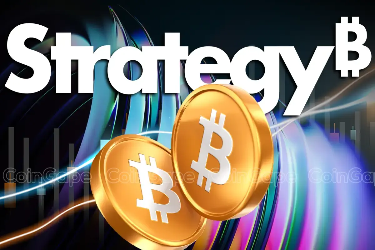 Imagem mostrando o logo da Strategy com o símbolo do Bitcoin e duas moedas de Bitcoin douradas em destaque sobre fundo azul e roxo.