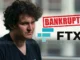 Sam Bankman-Fried ao lado do logo da FTX com um carimbo vermelho de "BANKRUPT" sobreposto.