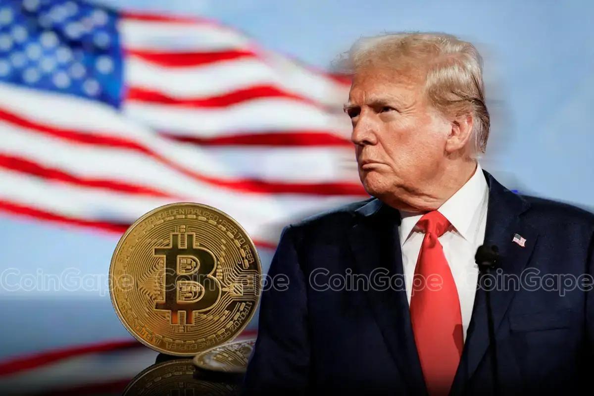 Presidente Donald Trump de perfil ao lado de uma moeda Bitcoin física com a bandeira dos Estados Unidos ao fundo.