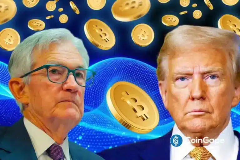 Montagem mostrando Jerome Powell à esquerda e Donald Trump à direita, com moedas de Bitcoin flutuando ao fundo e ondas digitais azuis.