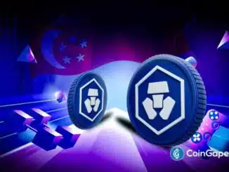 Duas moedas azuis com logos da Crypto.com em destaque sobre fundo roxo e azul com elementos geométricos, simbolizando a parceria com a Truth.Fi para lançamento de ETFs.