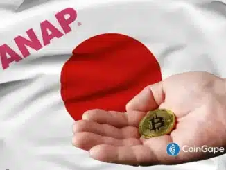 Mão segurando uma moeda física de Bitcoin sobre a bandeira do Japão com o logotipo da ANAP.