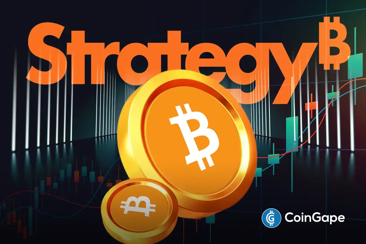 Logo laranja da Strategy com símbolo de Bitcoin e moedas douradas de Bitcoin sobre fundo escuro com gráficos de mercado.