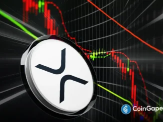 Logo do XRP sobreposto a um gráfico de preços mostrando tendência de baixa com velas vermelhas e verdes.
