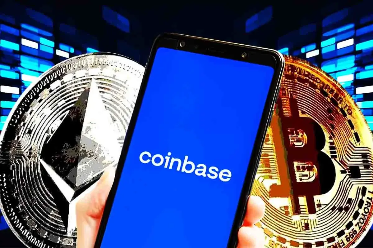 Smartphone com logo da Coinbase entre representações físicas de Bitcoin e Ethereum.