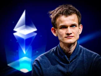 Vitalik Buterin, cofundador do Ethereum, ao lado do logotipo tridimensional da criptomoeda em fundo azul.