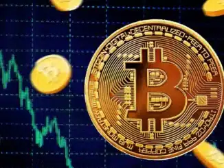 Moeda dourada de Bitcoin em primeiro plano com gráfico de candlesticks verdes ao fundo indicando valorização do preço da criptomoeda.
