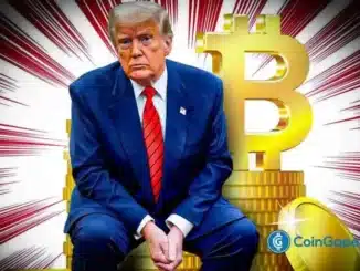 Donald Trump sentado em terno azul e gravata vermelha com símbolo dourado do Bitcoin ao fundo e moedas empilhadas, representando entrada da Trump Media no mercado de ETFs de criptomoedas.