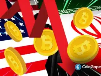 Imagem conceitual mostrando moedas de Bitcoin caindo com bandeiras dos EUA e Irã ao fundo e setas vermelhas indicando queda.