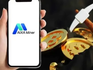 Mão segurando smartphone com logo da AIXA Miner na tela, cercado por moedas douradas de Bitcoin e picareta de mineração em fundo escuro.