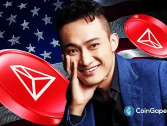 Foto de Justin Sun sorrindo em terno azul com logos vermelhos da TRON ao fundo da bandeira americana, representando a estreia da empresa na Nasdaq.