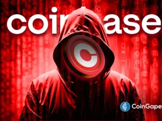 Figura encapuzada em ambiente digital vermelho segurando logo da Coinbase, representando o ataque cibernético à exchange.