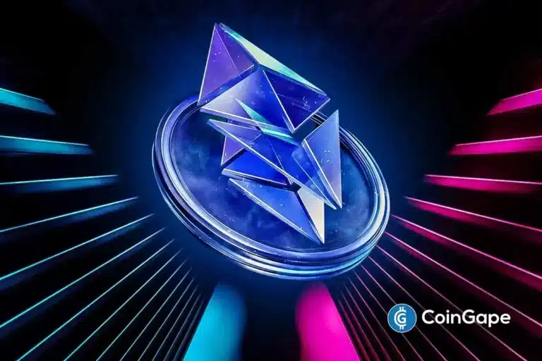 Representação 3D do símbolo do Ethereum em cristal transparente sobre plataforma circular, cercado por feixes de luz neon em tons de azul e rosa contra fundo escuro, com marca d'água CoinGape.