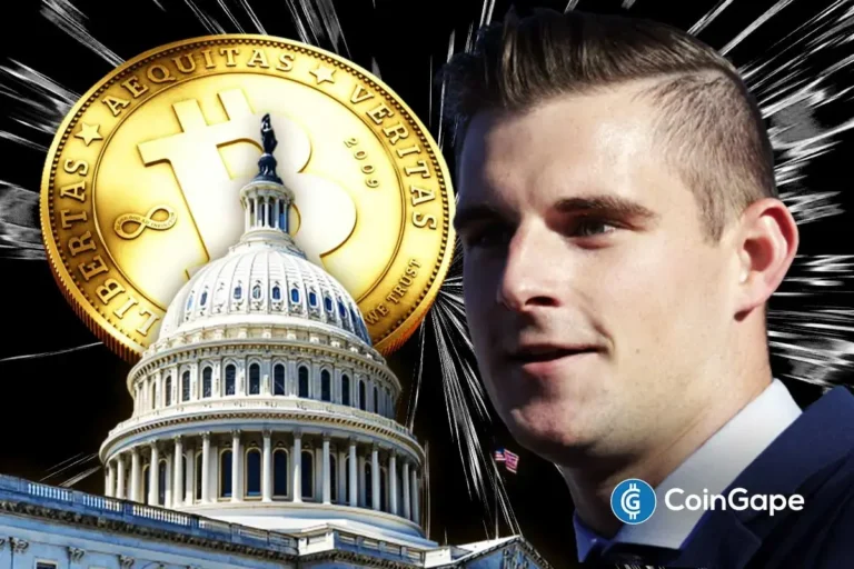 Bo Hines, Diretor de Ativos Digitais da Casa Branca, ao lado do Capitólio americano e moeda de Bitcoin dourada com efeitos visuais radiantes.