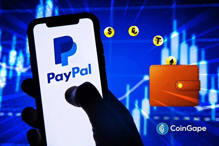 Smartphone exibindo logo do PayPal com carteira digital e símbolos de moedas sobre fundo azul com gráficos financeiros.
