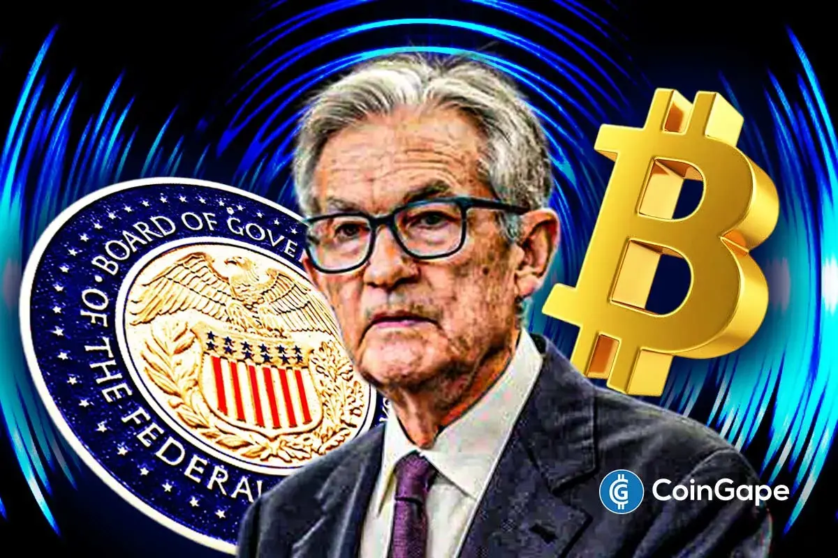 Ilustração digital de Jerome Powell com logo do Federal Reserve e símbolo do Bitcoin ao fundo representando impacto da política monetária nas criptomoedas.