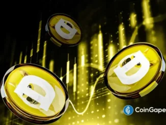 Três moedas Dogecoin com logo "D" flutuando em fundo escuro com feixes de luz dourada ao fundo.