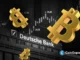 Símbolos dourados do Bitcoin flutuando sobre sede do Deutsche Bank com gráficos de trading ao fundo.