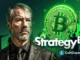 Michael Saylor da Strategy com logo do Bitcoin.