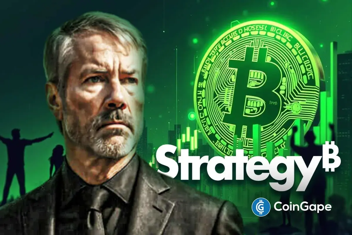 Michael Saylor da Strategy com logo do Bitcoin.