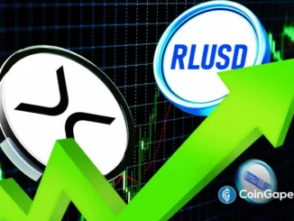 Ilustração mostrando os logos do XRP da Ripple e RLUSD stablecoin com seta verde ascendente sobre gráfico de trading, indicando valorização no mercado de criptomoedas