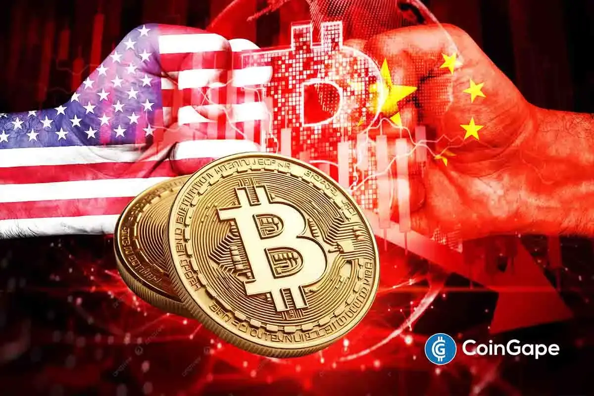 Moeda de Bitcoin em primeiro plano com bandeiras dos Estados Unidos e China ao fundo, representando tensões comerciais entre as nações.