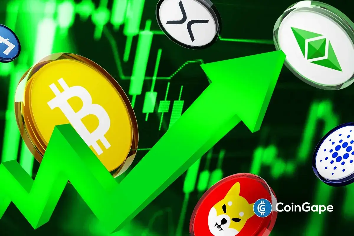 Moedas de Bitcoin, XRP, Cardano e Shiba Inu com seta verde indicando alta no mercado de criptomoedas
