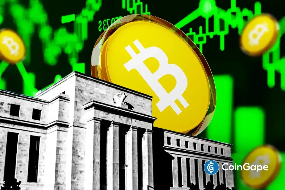 Moeda do Bitcoin em primeiro plano com prédio do Federal Reserve ao fundo e gráficos verdes de alta